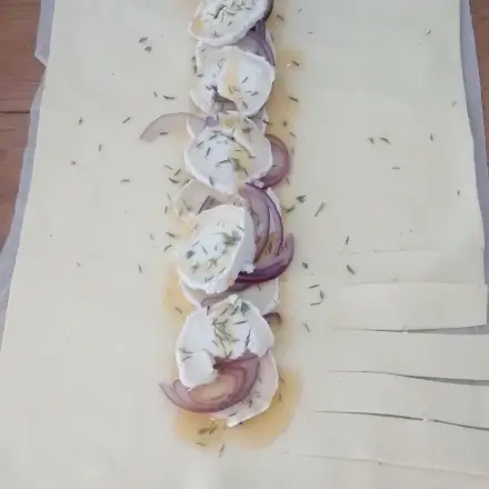 Lecker & schnell gemacht: Ziegenkäse-Thymian-Honig-Zopf