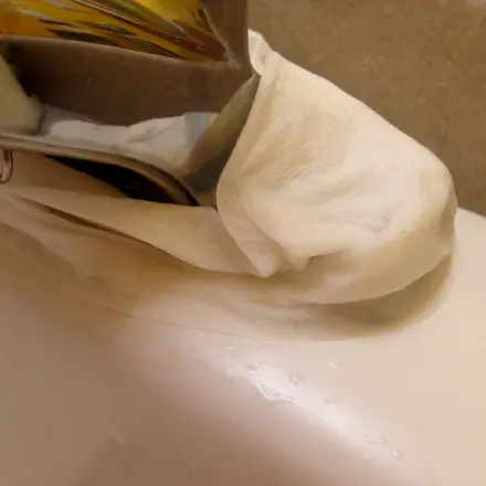 Kalk von Armaturen mit Küchenpapier entfernen