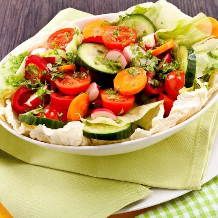 Frischer Salat mit gerösteter Paprika