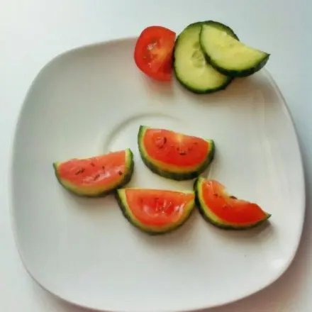Kleine Melonen aus Gurken und Tomaten