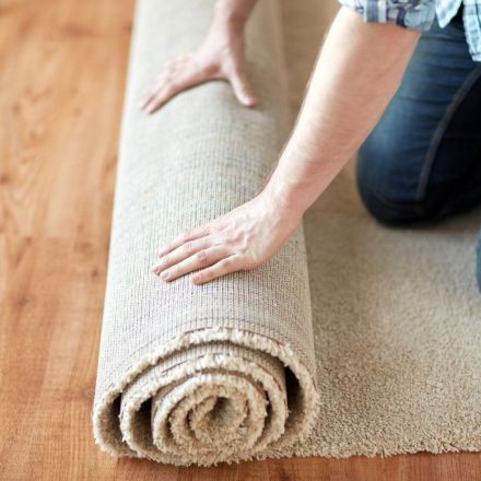 Klebebandreste vom Laminat entfernen