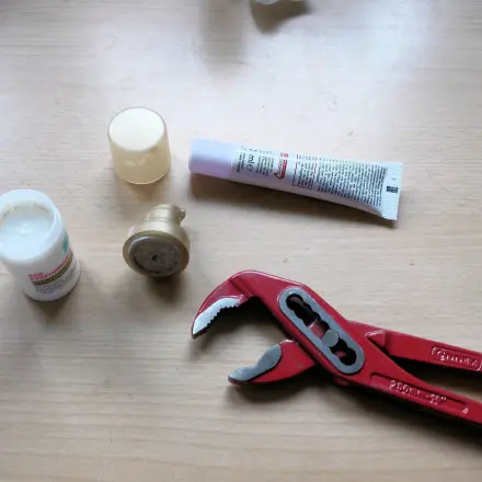 Kosmetikspender mit Creme auffüllen und wiederverwenden