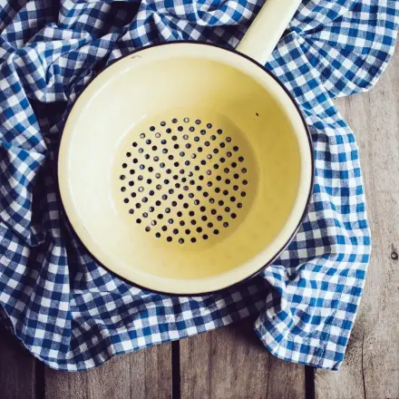 Kräutergarten im Sieb für Terrasse und Balkon