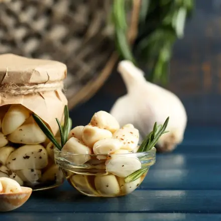 Knoblauch einlegen und haltbar machen