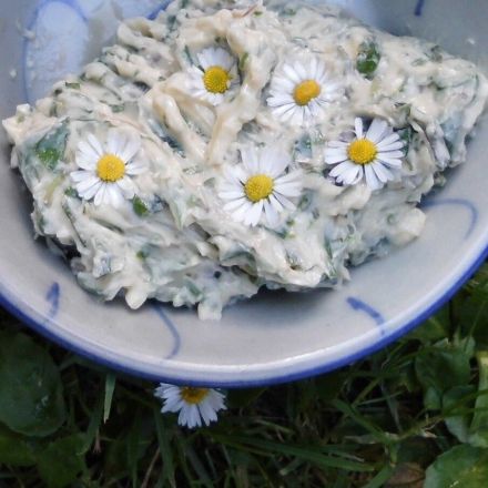 Das zweite Leben einer Schlagsahne: Kräuterbutter