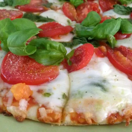 Mozzarella Tiefkühlpizza aufpimpen