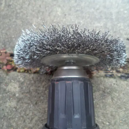 Unkraut aus Fugen entfernen