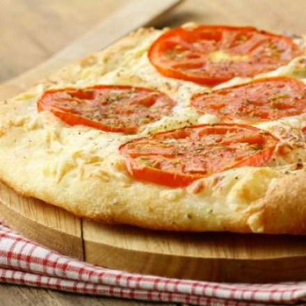 Sommerpizza - Pizza mit Tomaten