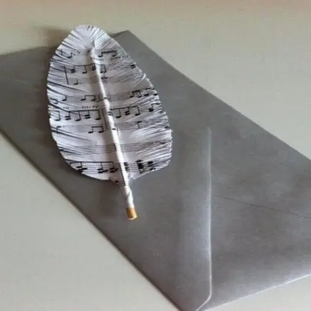 Deko-Feder aus Papier herstellen
