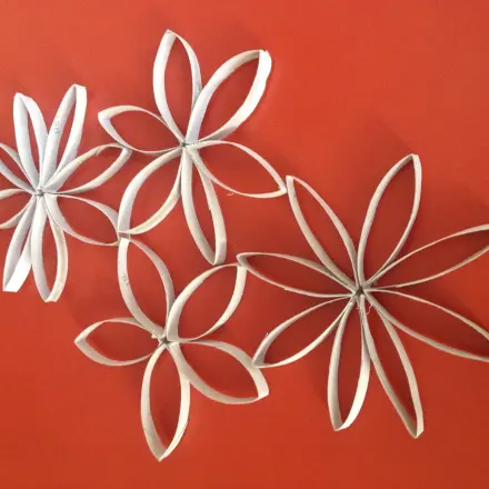 Upcycling: Wanddekoration aus leeren Klopapierrollen