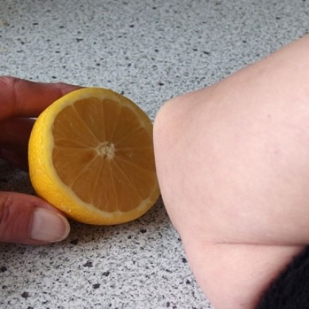 Hornhaut entfernen mit Zitrone