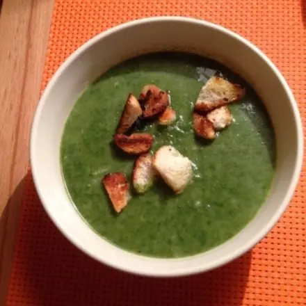 Suppe aus frischem Spinat mit Knoblauchcroutons