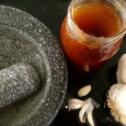Knoblauch-Honig-Paste gegen Akne und Warzen