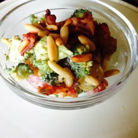 Brokkoli Salat mit Pinienkernen und Bacon