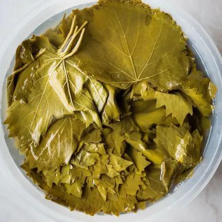 Weinblätter in Salzlake einlegen