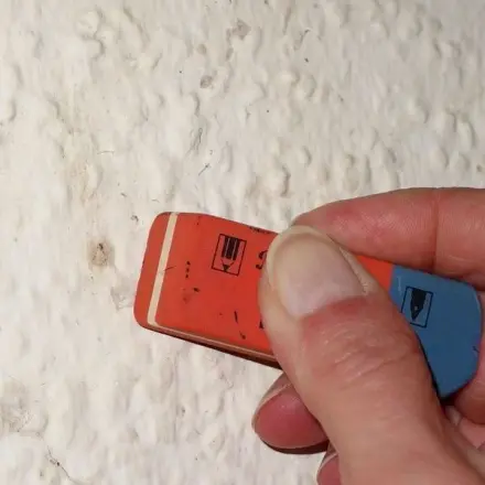 Flecken an Wand und Decke mit Radiergummi entfernen