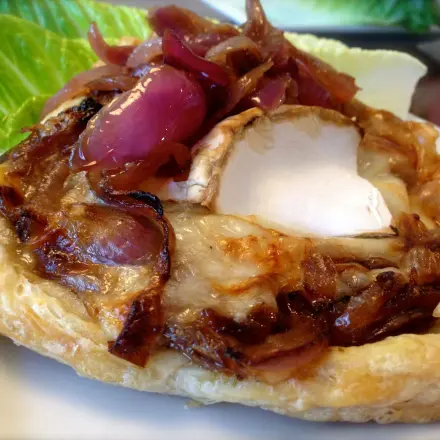 Ziegenkäse auf karamellisierten roten Zwiebeln in Blätterteig