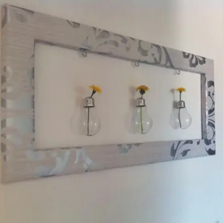 Schöne Wanddeko mit Glühbirnen