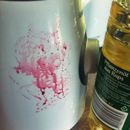 Flecken auf weißen Kunststoffgeräten entfernen