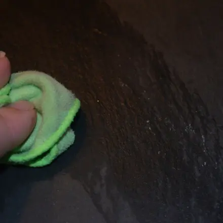 Fensterbänke aus Schiefer auffrischen und reinigen