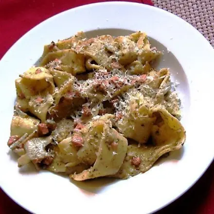 Breite Bandnudeln mit Walnuss Pesto & vegetarischem Schinken