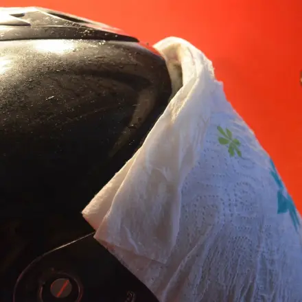 Motorradhelmvisier schonend von Insekten befreien