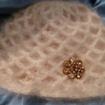 Mit Glitzerschmuck Mützen aufpeppen