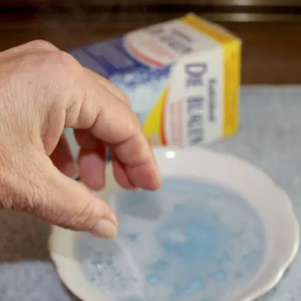Mit Gebissreiniger gegen braune Finger