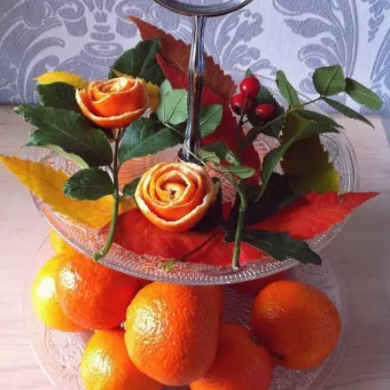 Herbstdeko mit Rosen aus Mandarinenschalen