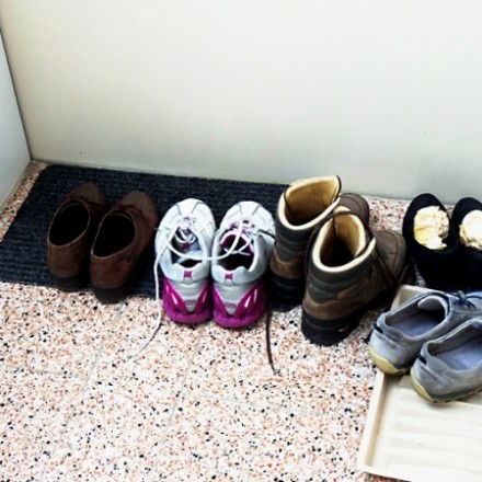 Brandlast: Schuhe und andere Gegenstände im Treppenhaus