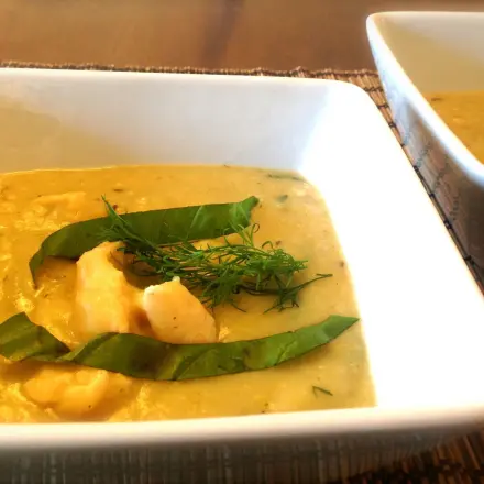 Kartoffelsuppe mit Lachs, Basilikum & Dill - kalorienarm & lecker
