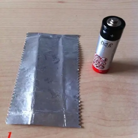 Feuer machen mit Batterie und Kaugummipapier