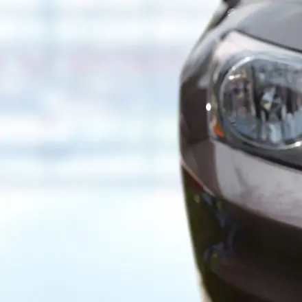 Kunststoffteile am Auto auffrischen