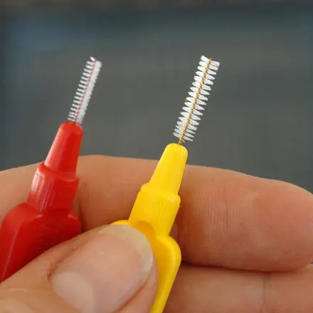 Ohrstecker-Verschlüsse reinigen