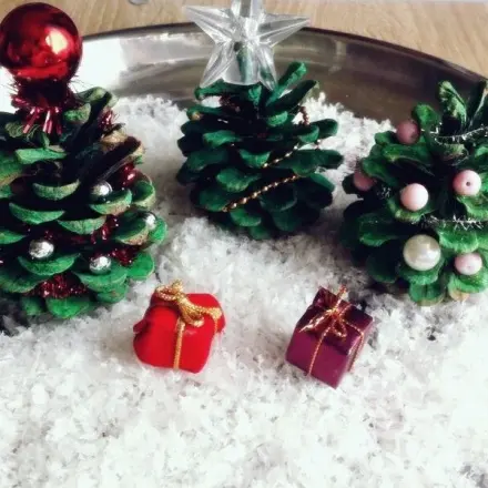 Deko Weihnachtsbäume aus Tannenzapfen