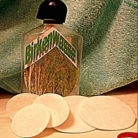 Birkenwasser als Gesichts- und Rasierwasser verwenden