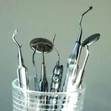 Dentalinstrumente vom Zahnarzt zum Ritzen reinigen und mehr