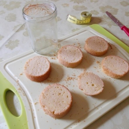 Biskuit-Torteletts im Glas gebacken