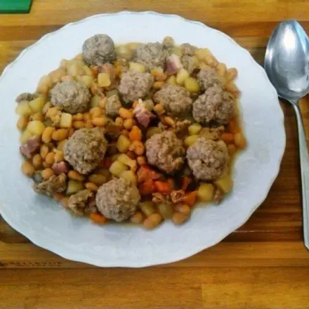 Bohnensuppe mit frischen Hackfleischbällchen