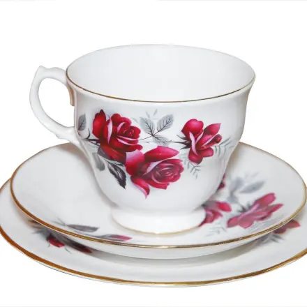 Etagere aus Sammeltassen zum Aufbewahren für Schmuck