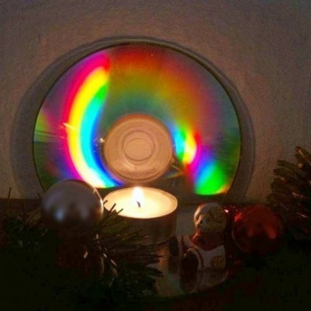 Lichterspiel aus alten CDs mit Teelicht