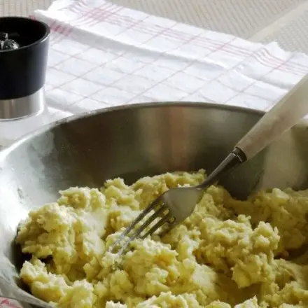 Kartoffelpüree mit verquirlten Eiern