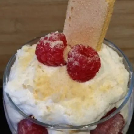 Leckeres Dessert mit Himbeeren