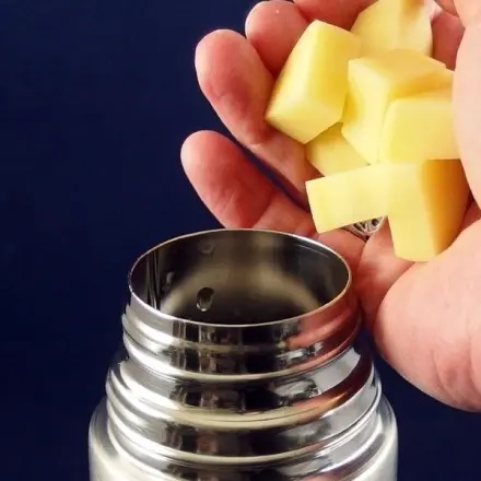 Thermoskannen mit Kartoffeln reinigen