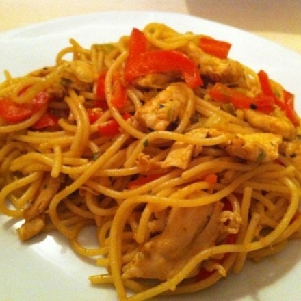 Gebratene Spaghetti mit Hühnerbrust - asiatisch
