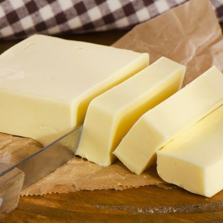 Leckere Butter mit Zwiebeln zu frischem Brot oder Baguette