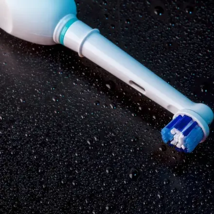 Aufsatz von elektrischer Zahnbürste reinigen