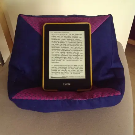 Freihändig lesen: Mini-Sitzsack als Lesekissen