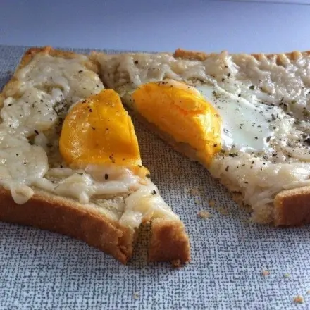 Frühstückstoast mit Ei und Käse