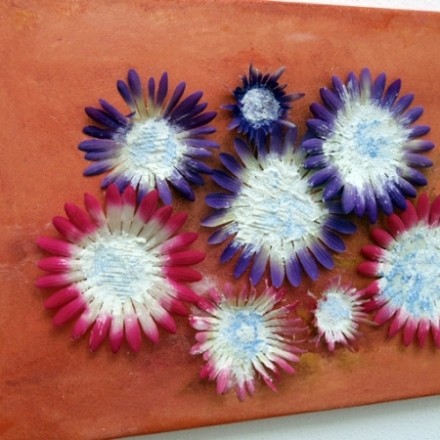 Acrylbild mit Blütenblättern einer Plastikblume